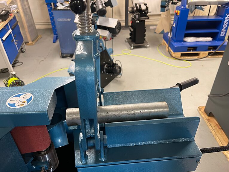 Scantool 100 RS Tube and Pipe Notcher Belt Grinder style industrial tube pipe vice view