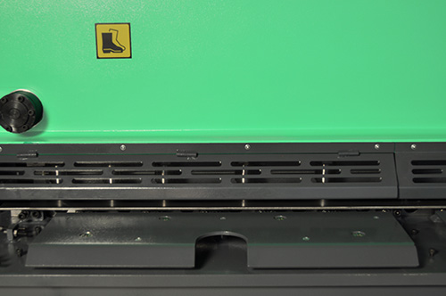 Main cutting area view of HBX series guillotine shears from HM Scantool