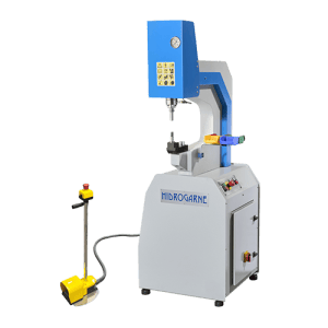 Analogue hydraulic inserting and clinching machine with separate foot pedal control
