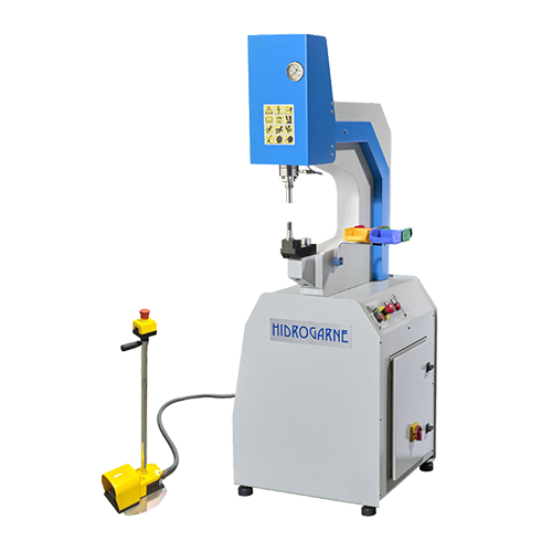 Analogue hydraulic inserting and clinching machine with separate foot pedal control
